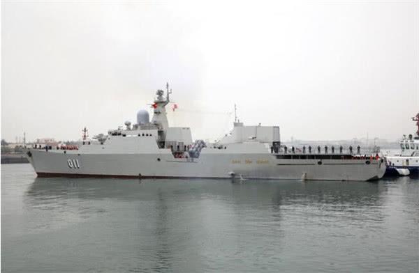 4月21日,越南“丁先皇”号护卫舰抵达青岛港。卢政 摄