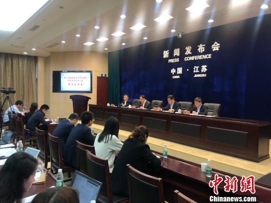 23日，江苏省政府召开“深化普通高校考试招生制度综合改革实施方案”新闻发布会。 杨颜慈 摄