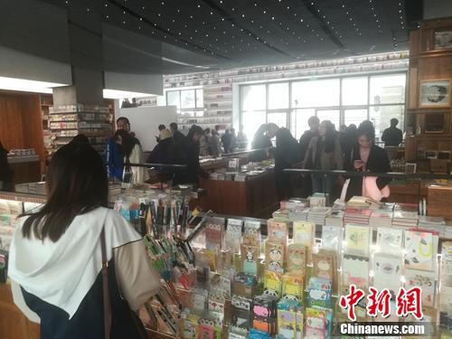这家书店吸引了很多读者。中新网 上官云 摄