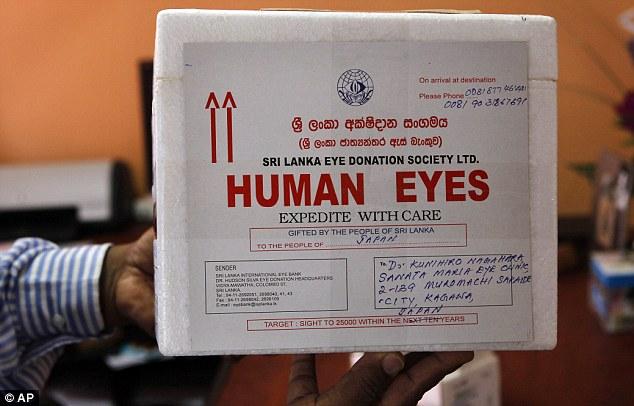 即将从斯里兰卡运往海外的眼角膜（图源：美联社）