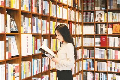 喜爱阅读的读者在江苏南通凤凰书城品味书香、休闲度假。许丛军摄（人民视觉）