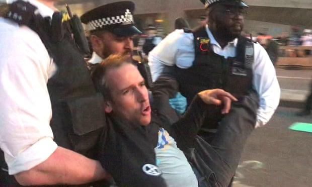 英国奥运冠军艾蒂安⋅斯托特因参与抗议活动被捕。(图源：《卫报》)