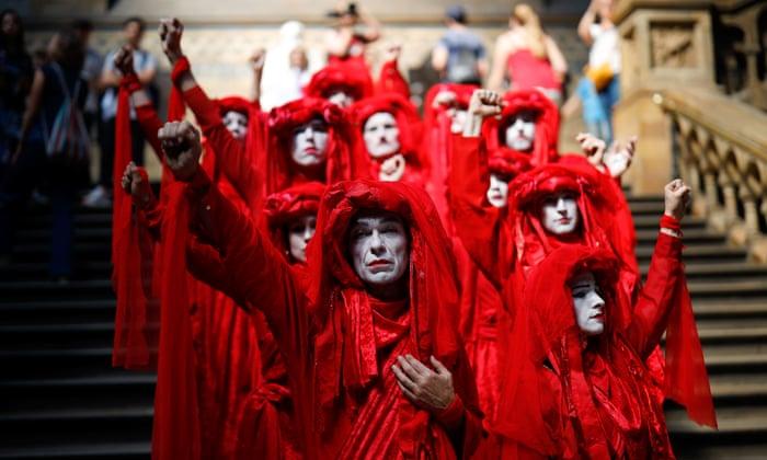 抗议者头戴红色面纱、身披长袍。(图源：《卫报》)