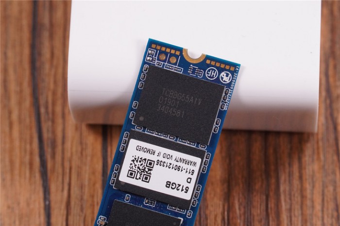 NAND颗粒来自东芝，为64层3D堆叠，我们手上这块512GB版本的单颗粒容量为256GB。