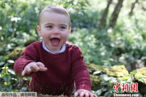 英国威廉王子与凯特王妃22日公开3张小儿子的照片与大家分享，可爱模样萌翻网友。
