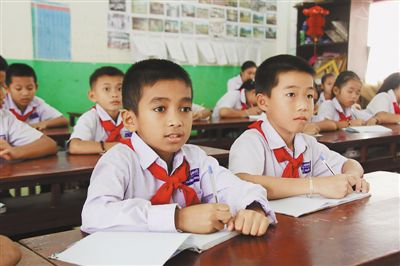 万象农冰村小学的学生们在学习中文。 本报记者 孙广勇摄