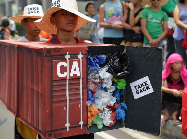 ▲当地居民在抗议活动中制作了垃圾集装箱模型，抗议加拿大将大量垃圾运到菲律宾丢弃。
