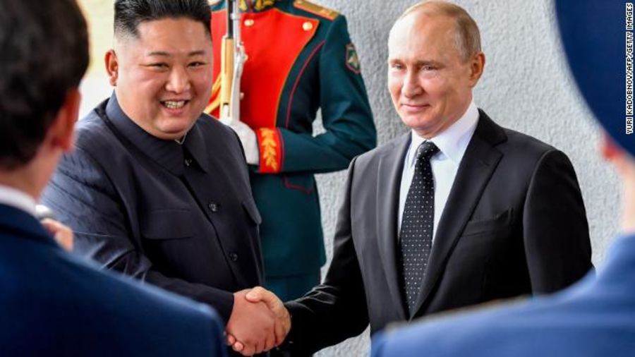 金正恩与普京握手，图片来自CNN
