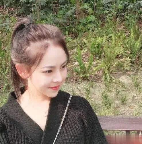 黄蕾跟徐娇都是在九七年出生的,现在都已经二十一岁了,真的是女大会十八变啊!