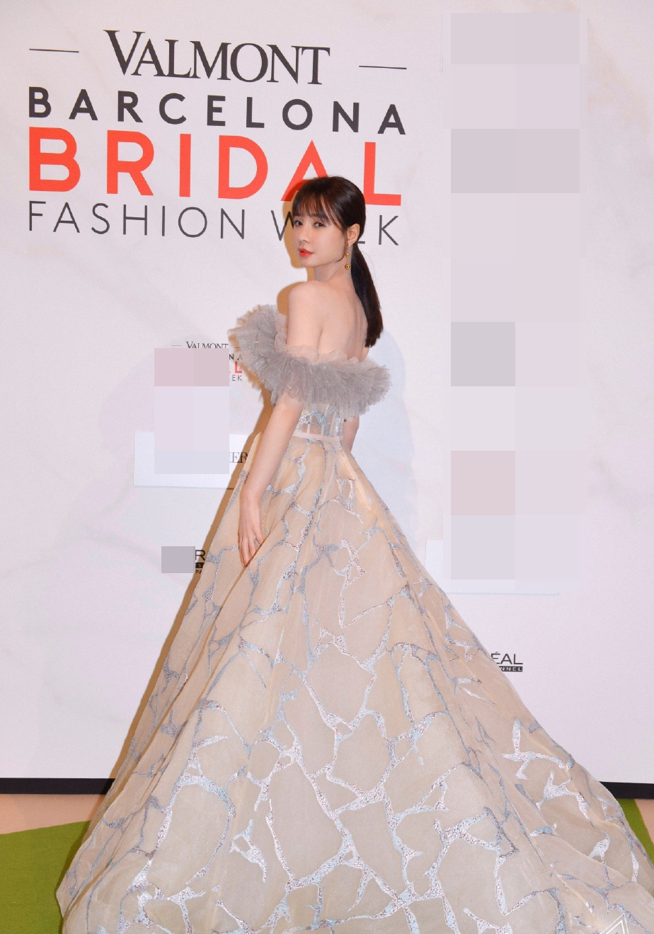 沈梦辰露背礼服优雅唯美