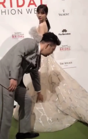 杜海涛为女友整理裙摆