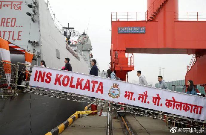 观众排队登上印度海军最强驱逐舰加尔各答号进行参观。（摄影：崔萌）