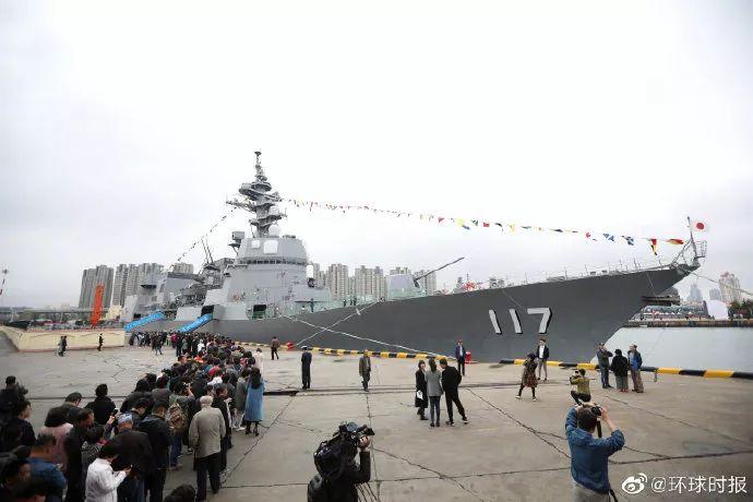 前来参加舰艇开放日活动的观众分批次排队等待参观日本海上自卫队凉月驱逐舰。（摄影：崔萌）