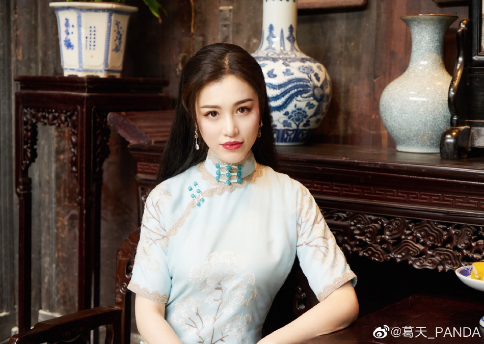 近日，刘翔前妻葛天在微博晒出一组旗袍造型美照，身材凹凸有致，大嘴抢镜。