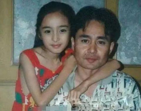 连杨幂的爸爸都说，女儿性格这么皮，如果不是她小时候长得看好，早被打死了。