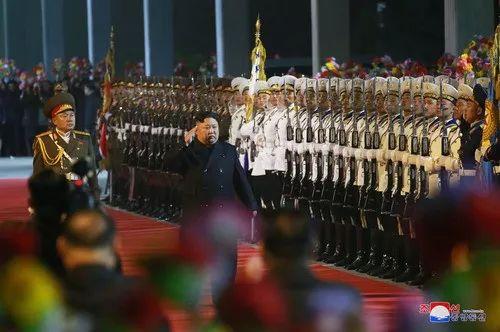 朝中社4月24日提供的照片显示，朝鲜最高领导人金正恩出发前参加欢送仪式。新华社/朝中社