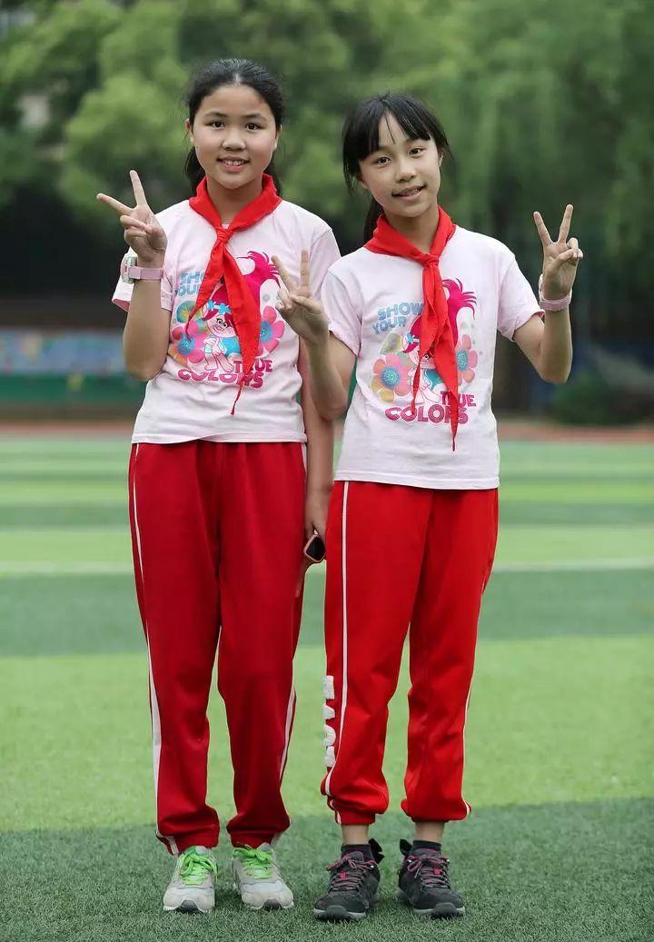 平平和安安是异卵双胞胎,她们长相完全不一样,身材和性格也差异明显.