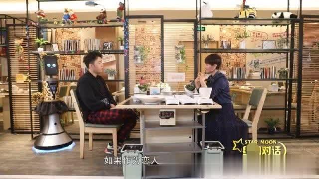 机器人问:这两件衣服我觉得都挺好看的,你觉得我应该买哪个?