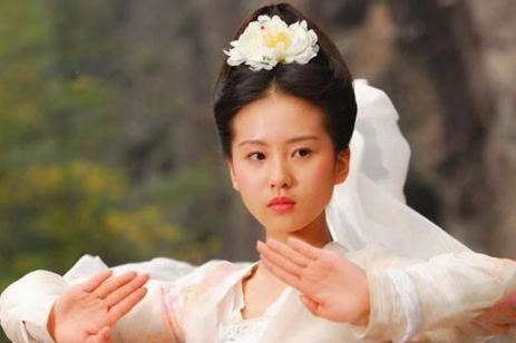 再次，就是《新射雕》里的穆念慈，她和袁弘饰演的杨康CP感十足，一度受人追捧。