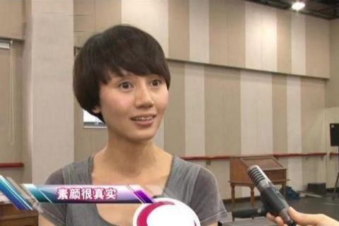 素颜皮肤还是很水嫩，，其实，这是她保养的功劳