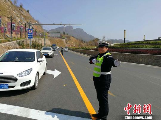 大山里的交警 日行百里山路只为人车平安