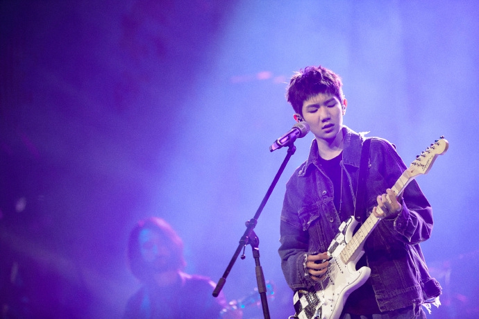 王源我是唱作人深情演唱吉他麦架点燃舞台