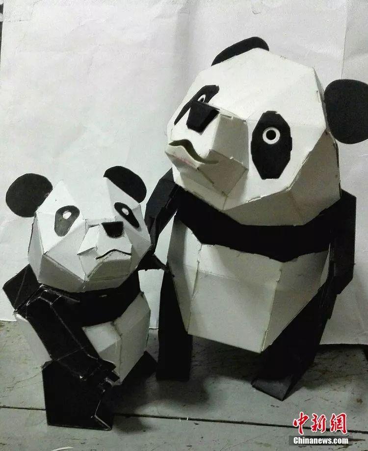 纸箱经过柯文沣的奇思妙想和精湛手工,变成了欢乐小乐队公仔,熊猫