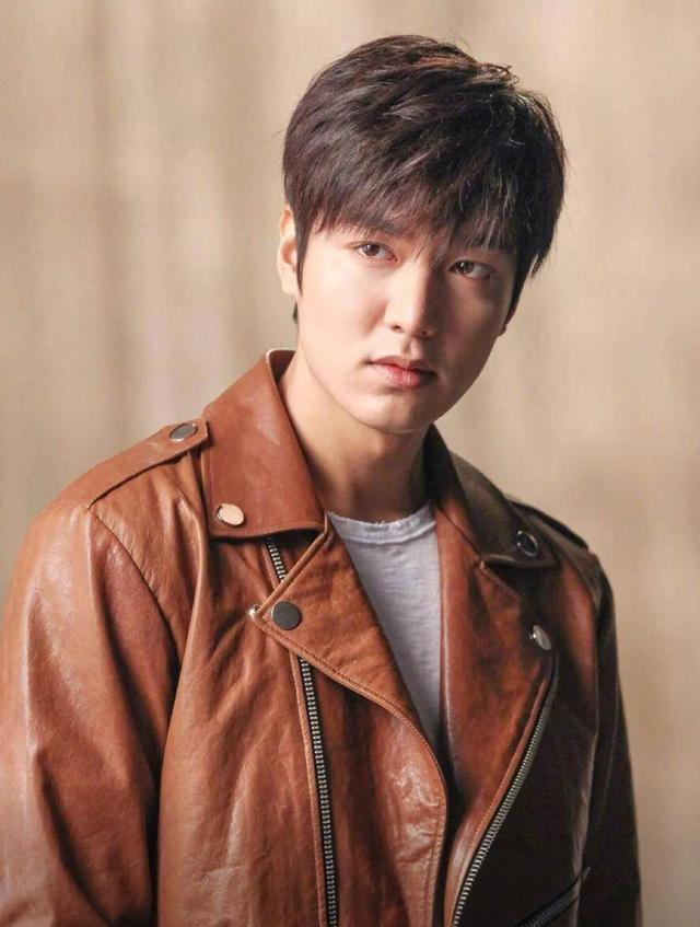 4月25日，李敏镐宣布退伍，随即在社交平台上晒出了粉丝们送的香花和图片，并用拼音附“xiexie”.