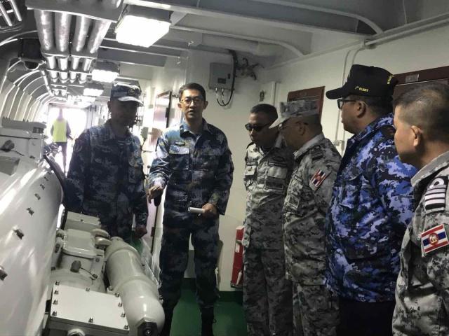 聯合指揮所裡的外軍人員參觀鹽城艦