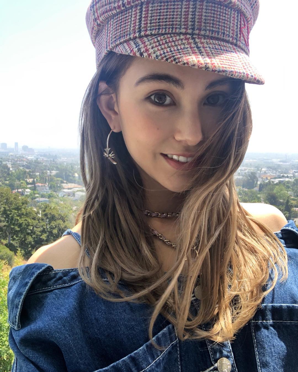 昆凌穿复古牛仔裙小露香肩秀美腿低头甜笑