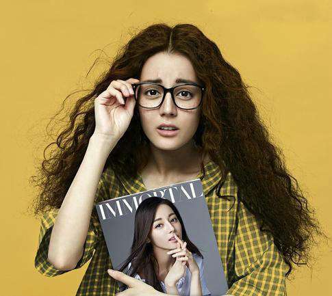 2、在《漂亮的李慧珍》里迪丽热巴饰演李慧珍，泡面头，满脸的雀斑，戴上黑框眼镜，惨不忍睹。