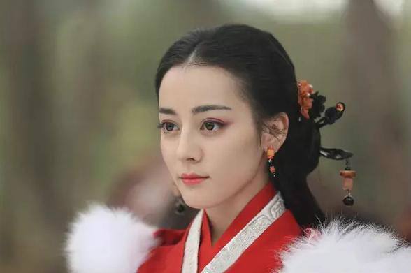 3、在《秦时丽人明月心》在迪丽热巴饰演丽姬，沉重的头饰及发型让她显得很成熟。