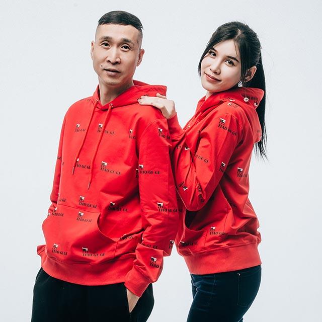 他长得不帅但很有才，妻子为其生双胞胎女儿，今50岁变身大老板。