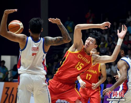 资料图：周琦代表中国男篮出战比赛。