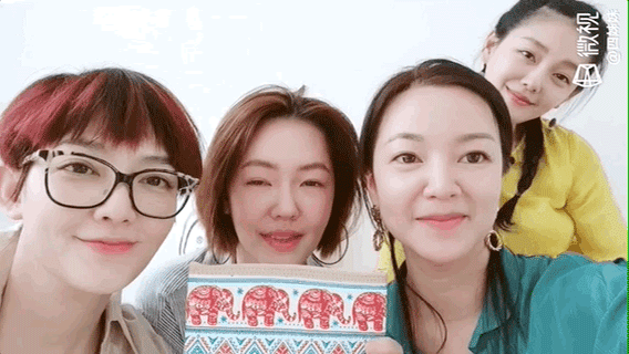 
大S的状态真的值得再重点吹一下，上次和小S合体为品牌站台时就已经美到刷屏