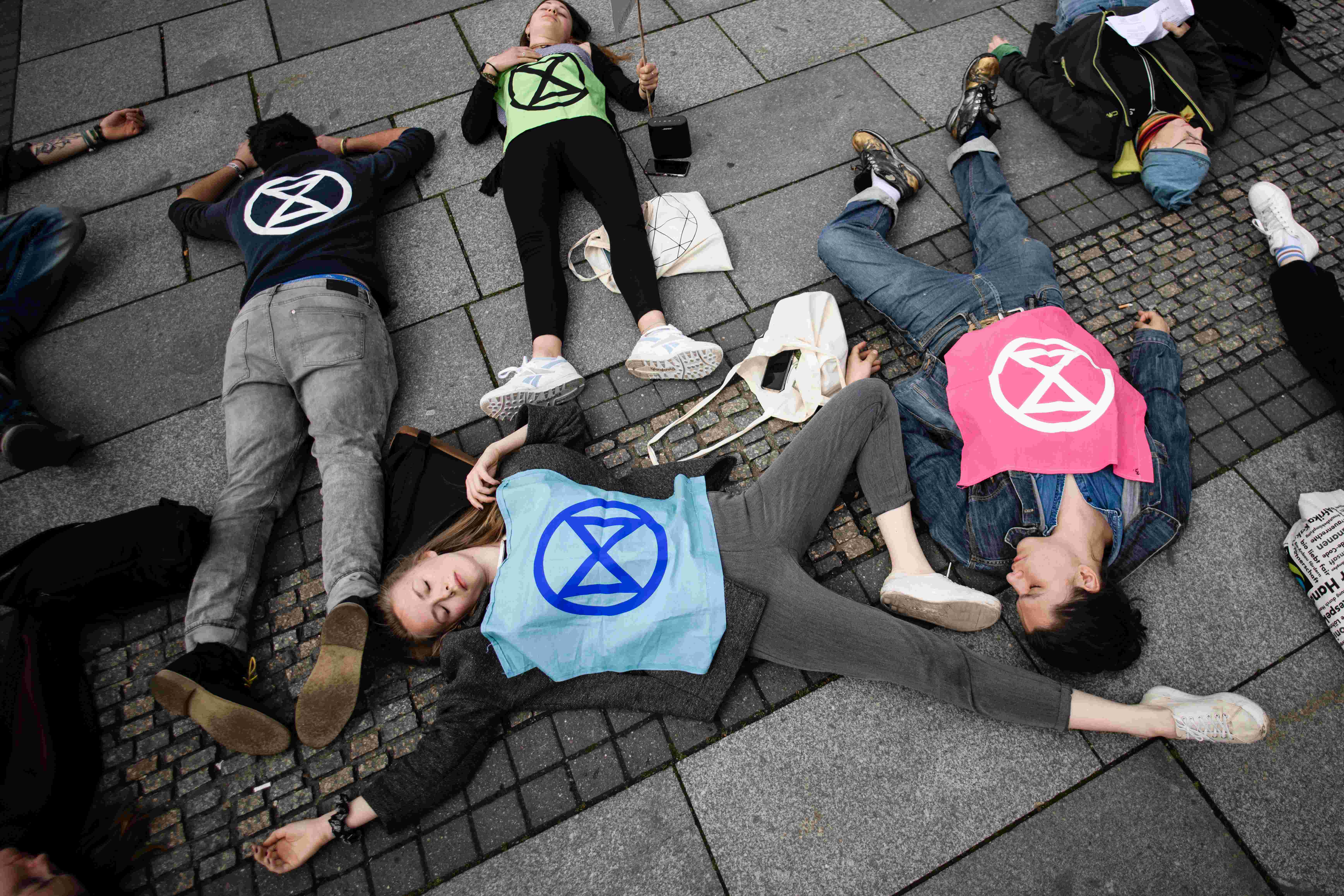 德国民众“躺尸”抗议气候变化 呼吁政府采取行动减排