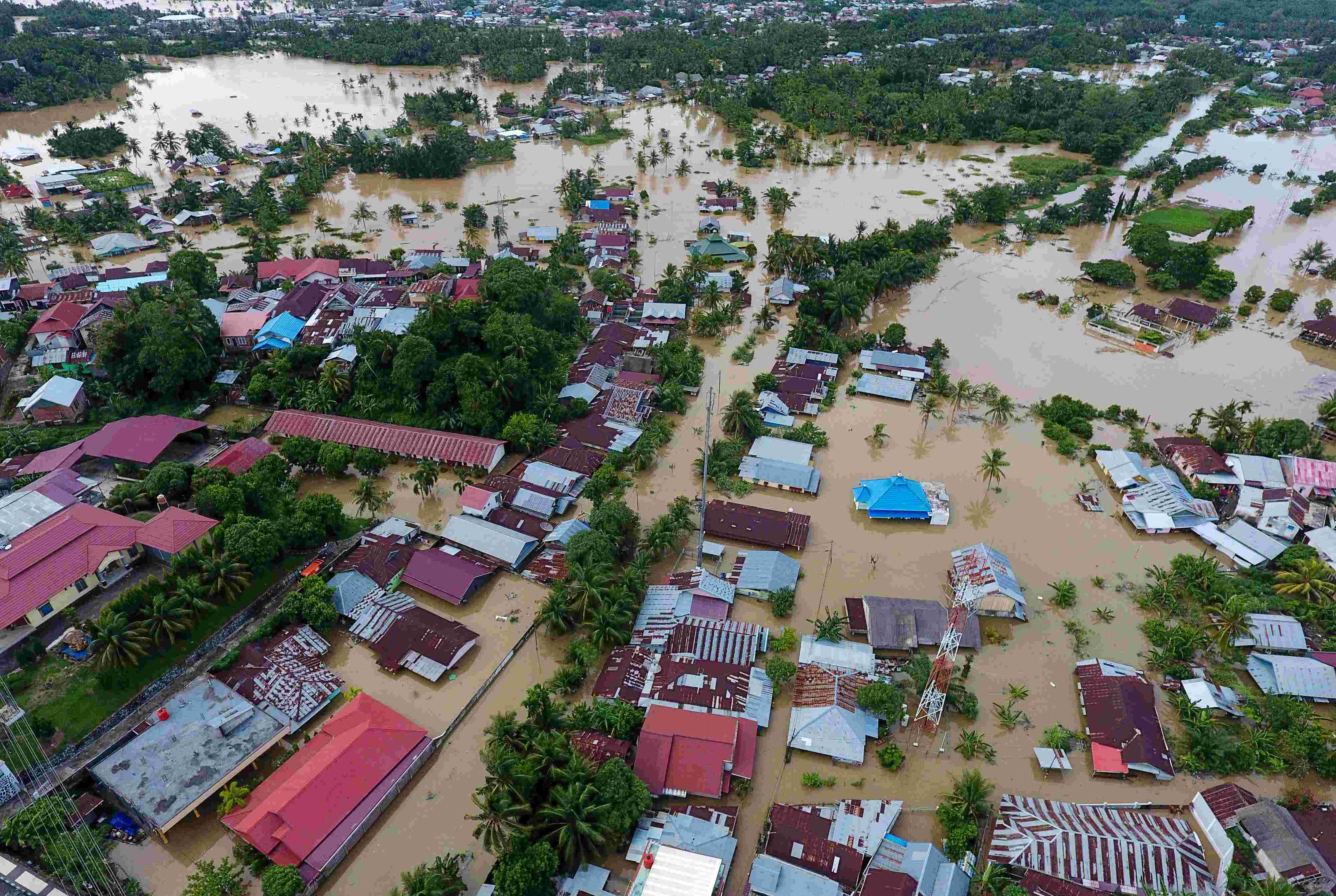 印尼连日暴雨引发洪水及泥石流 致17人死9人失踪