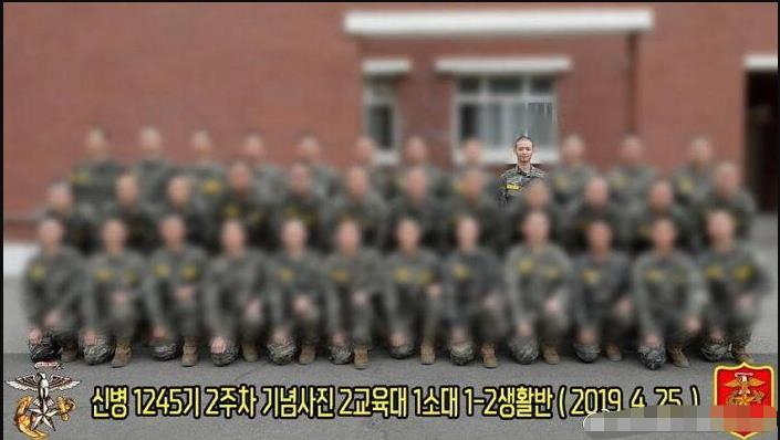 崔珉豪现身海军陆战队新兵教育队合照