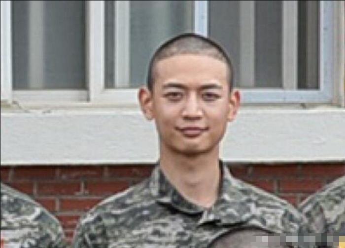 崔珉豪现身海军陆战队新兵教育队合照