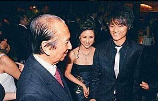 18岁跟与长相酷似日本明星山下智久的Jeremy出双入对。