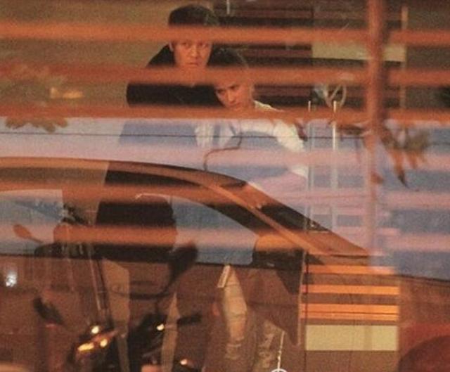 之后还传过霍启山追求何超莲,被拍到两人一起出来吃面,也是相当接地气了。