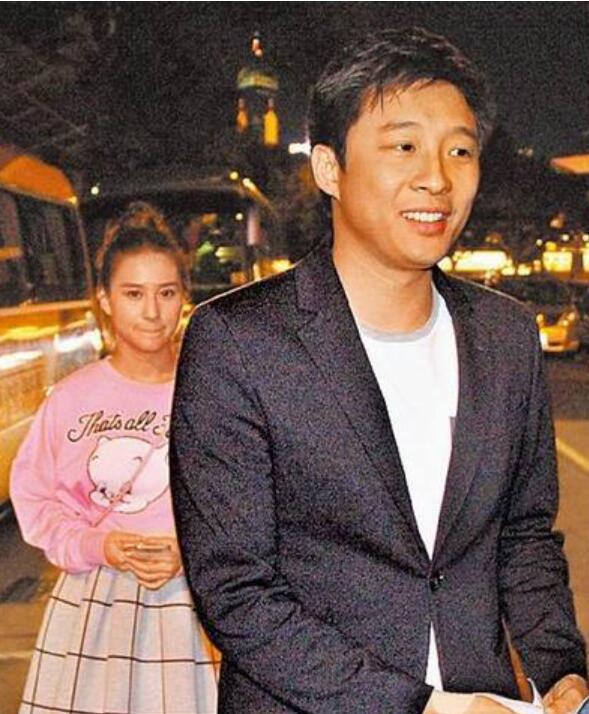 不过霍启山倒是很讨三太陈婉珍的喜欢,还公开赞过他。不过没用,自己女儿不喜欢……