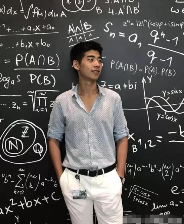 而辛奇隆大概已经是完全融入何超盈的生活了,已经被何超盈带着参加各种小姐妹的派对了。