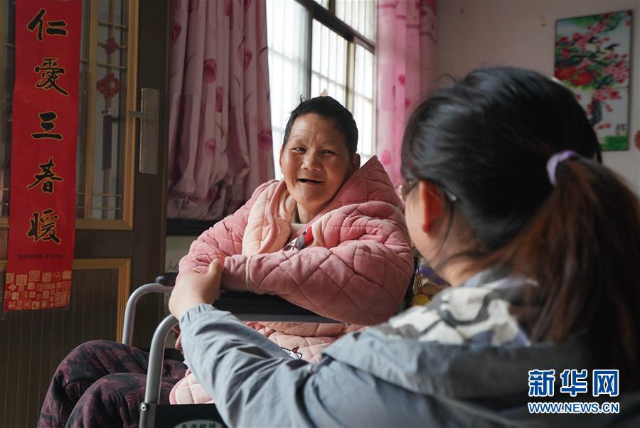 8 90后女孩照顾瘫痪母亲十九年