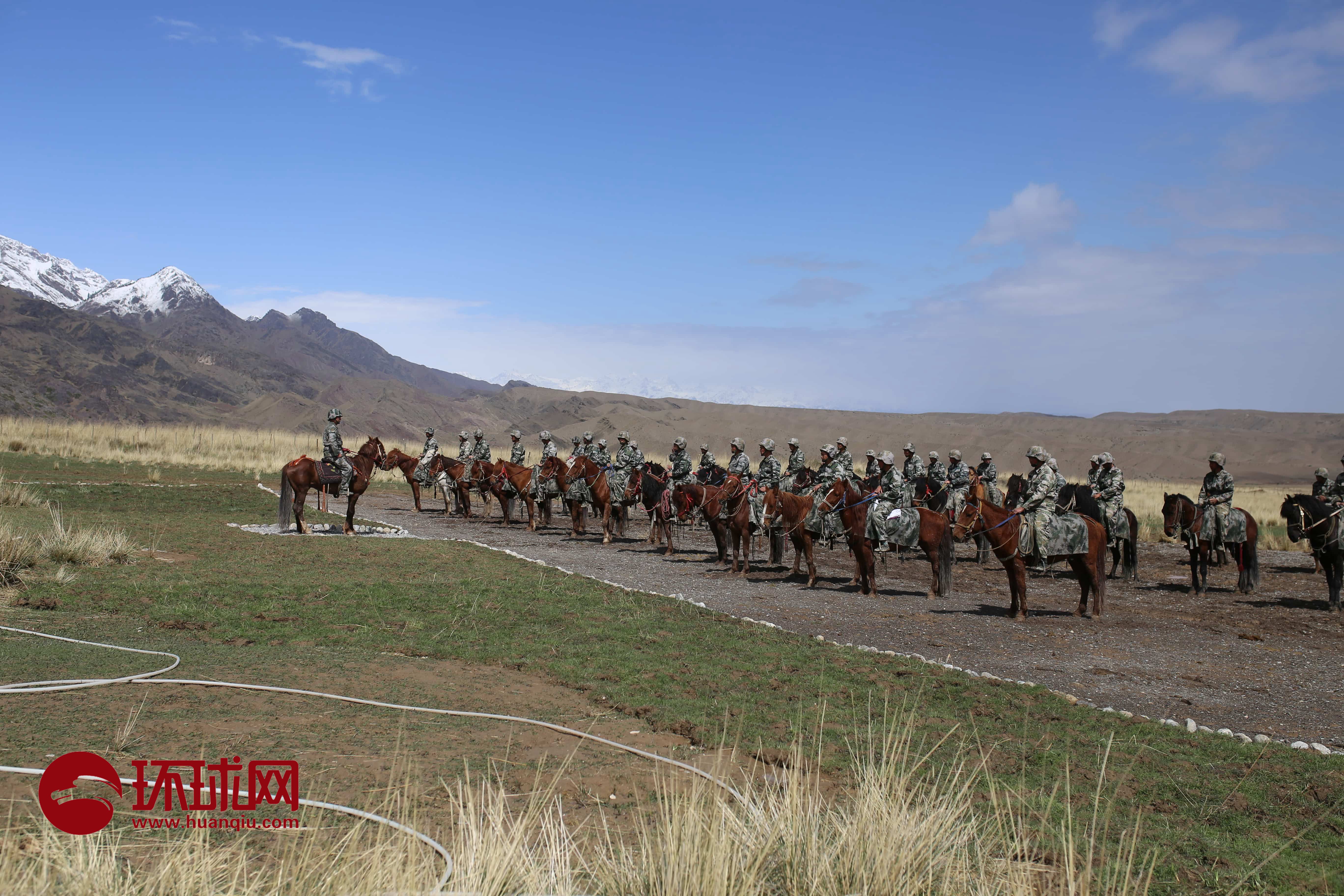 拜城县老虎台乡民兵骑兵连在列队.范凌志摄