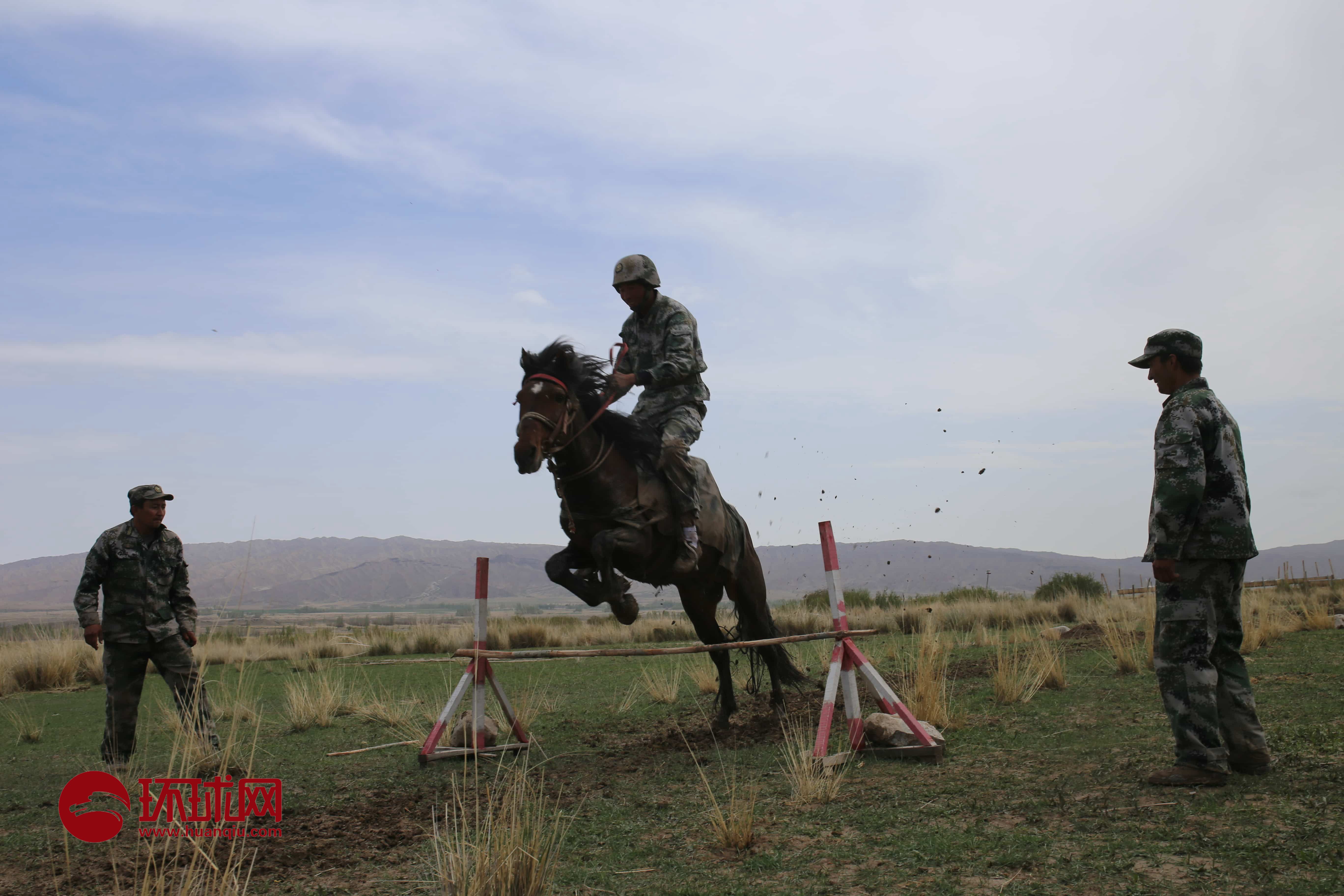 拜城县老虎台乡民兵骑兵连护边员在训练骑术范凌志摄