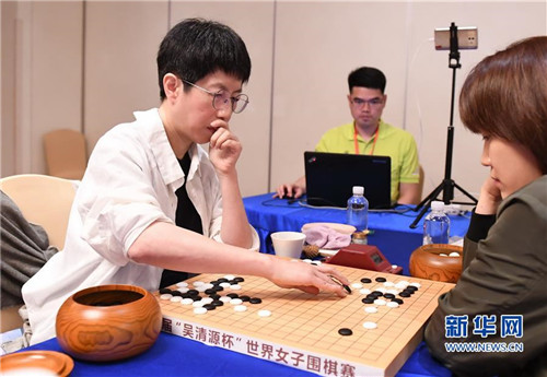 中国棋手芮乃伟（左）与韩国棋手金惠敏在比赛中。新华社记者 林善传 摄