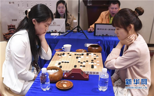 中国棋手王晨星（左）在比赛中。新华社记者 林善传 摄