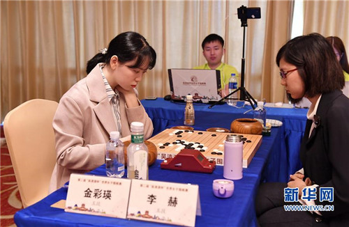 中国棋手李赫（右）与韩国棋手金彩瑛比赛中。新华社记者 林善传 摄