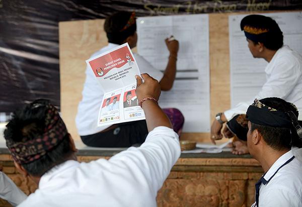 当地时间2019年4月17日，印尼巴厘岛登巴萨，工作人员在一个投票站清点选票。
